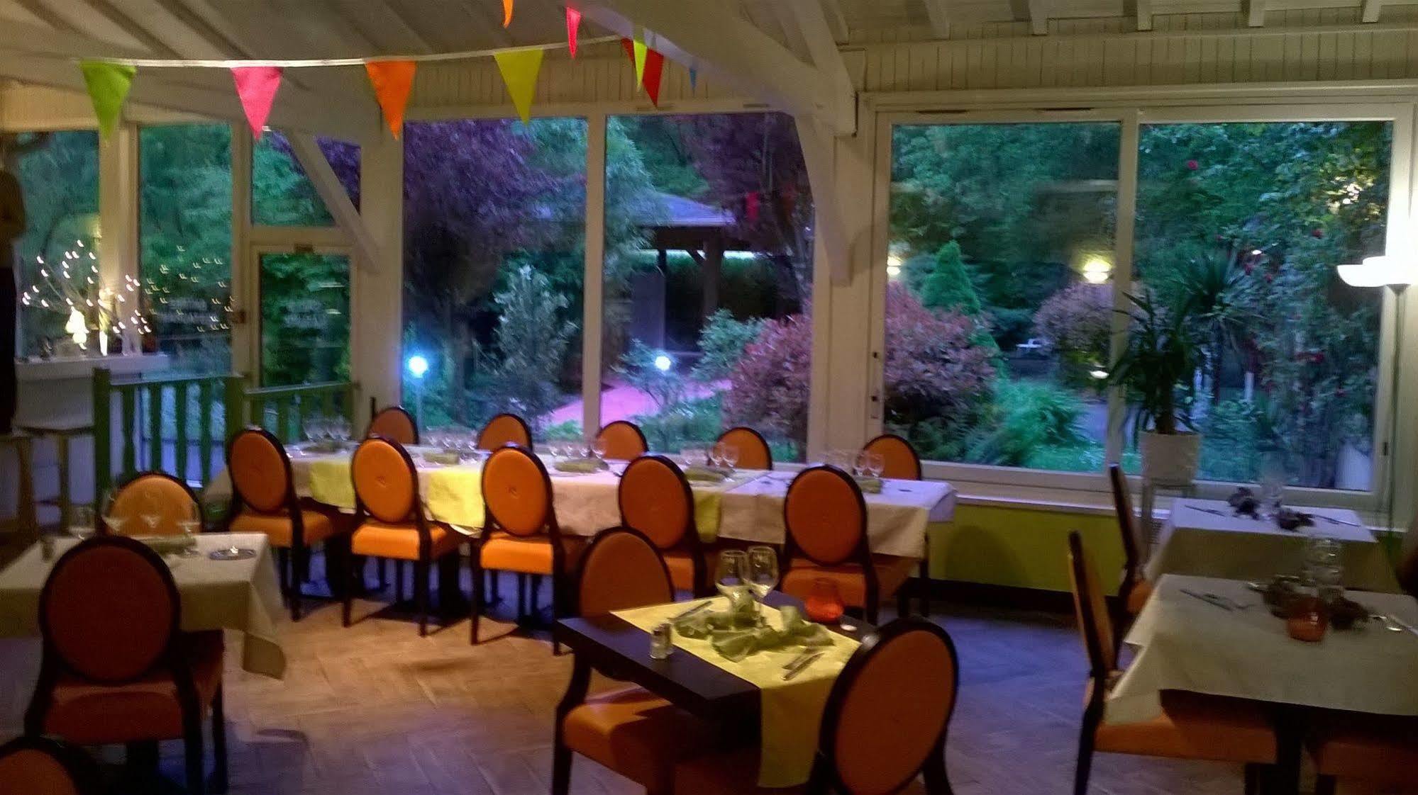 Hotellerie De La Cascade Saint-Genis-les-Ollières Екстериор снимка