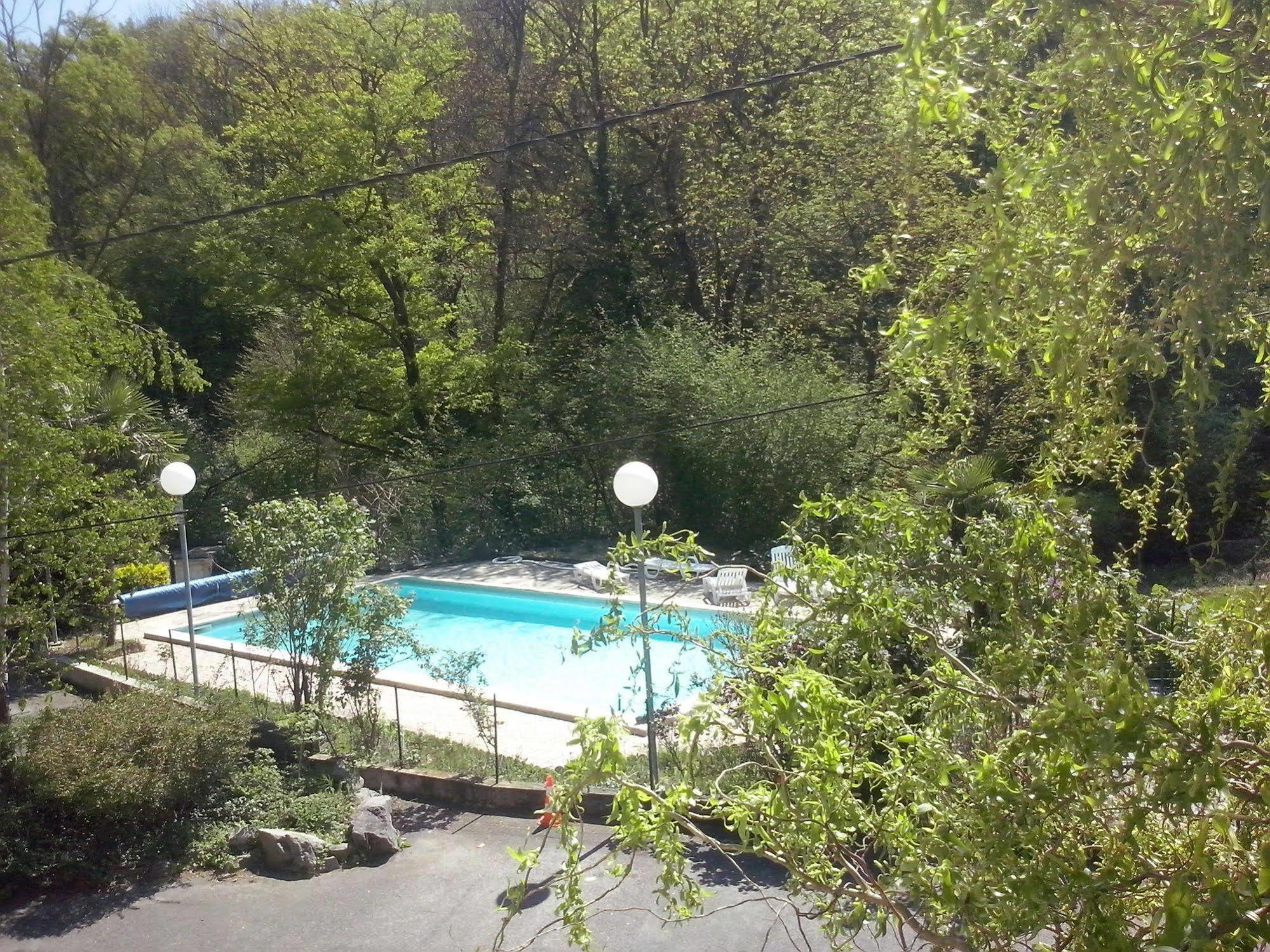 Hotellerie De La Cascade Saint-Genis-les-Ollières Екстериор снимка