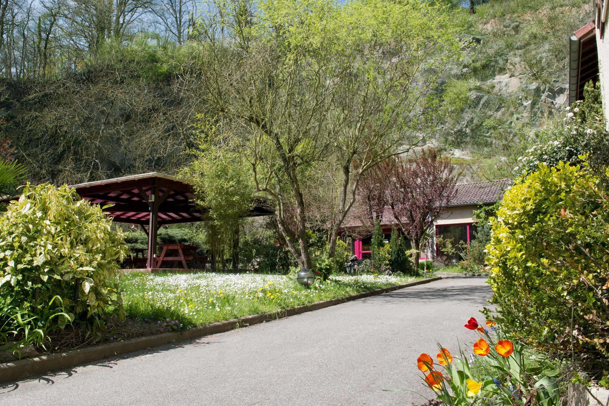 Hotellerie De La Cascade Saint-Genis-les-Ollières Екстериор снимка